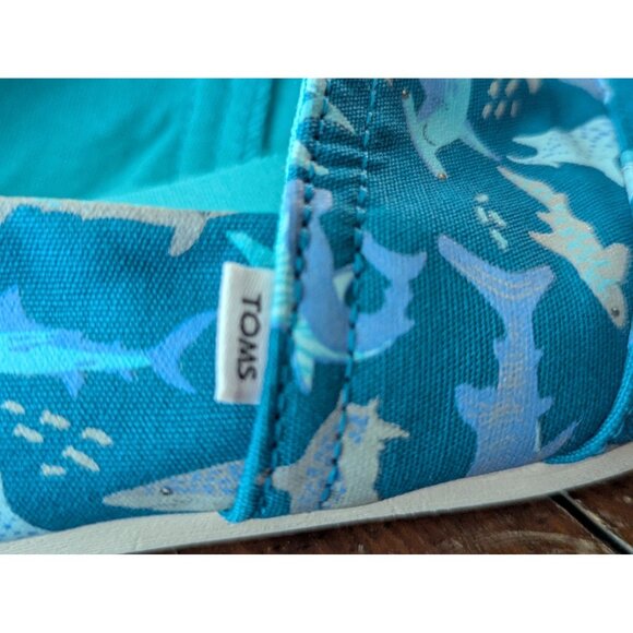 Toms Womens Shark Print Slip-On Shoes W8.5 Canvas Casual Flats Blue/Multicolor - Picture 4 of 6